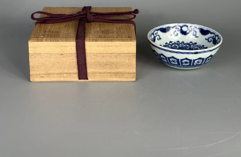 中区で骨董の買取を行なっています。